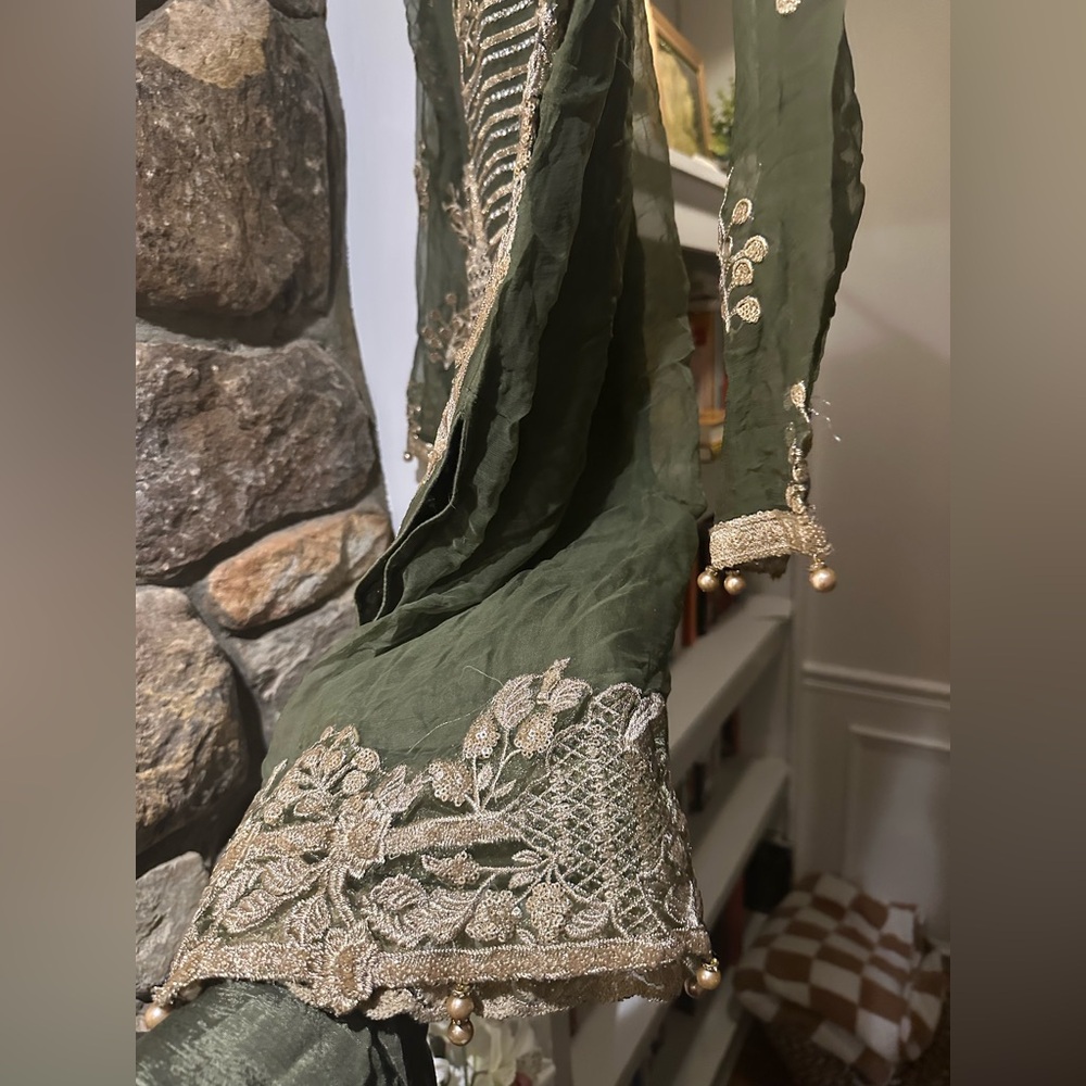 Pakistani formal 3 piece Green & Gold Embroidered Suit - Size S. - Picture 11 of 13